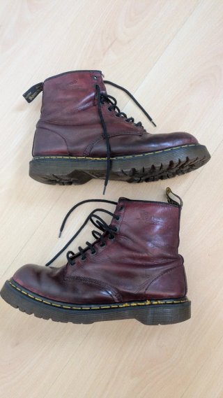 Botas Dr. Martens granates.