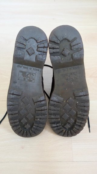 Botas Dr. Martens granates.