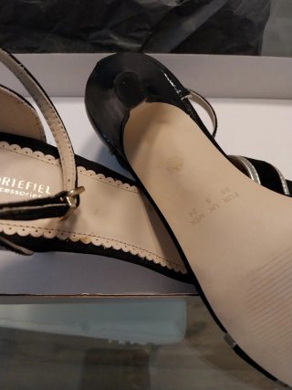 Sandalias negras y doradas nuevas Cortefiel