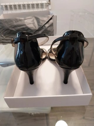 Sandalias negras y doradas nuevas Cortefiel