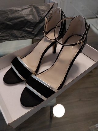 Sandalias negras y doradas nuevas Cortefiel