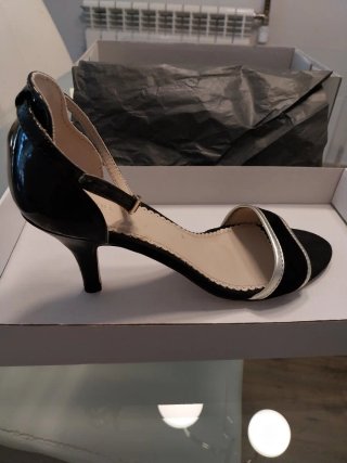 Sandalias negras y doradas nuevas Cortefiel