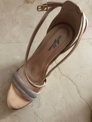 Sandalias tacones cuña doradas Melissa T38