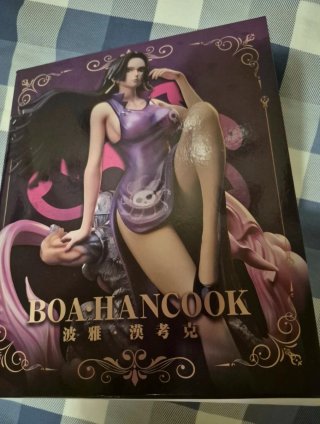 Figura Boa Hancock con caja