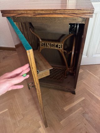 Máquina de coser Singer antigua con mueble