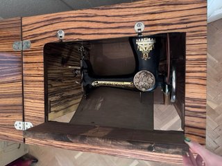Máquina de coser Singer antigua con mueble