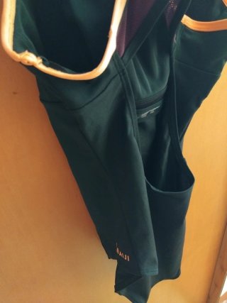 Bañador deportivo negro y naranja.