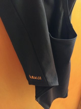 Bañador deportivo negro y naranja.