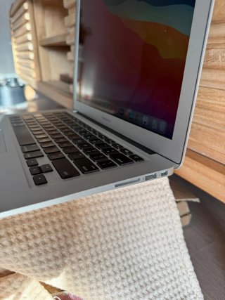 MacBook Air i7 8GB RAM 256GB SSD
