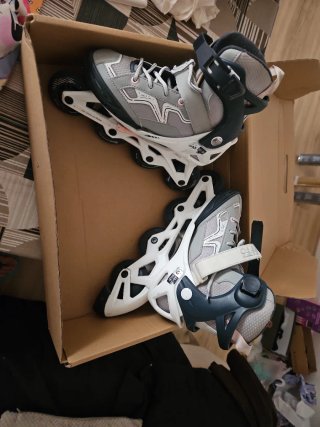 Patines en línea grises y blancos