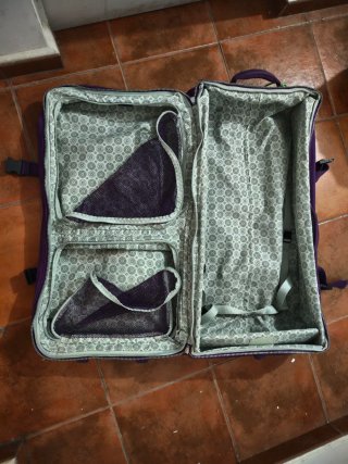 Maleta de viaje Kipling morada con ruedas