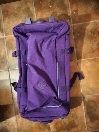 Maleta de viaje Kipling morada con ruedas