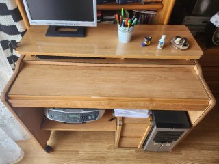 Escritorio grande de madera con estantería