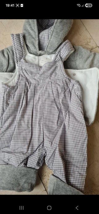Conjunto bebé gris con capucha y pantalón.