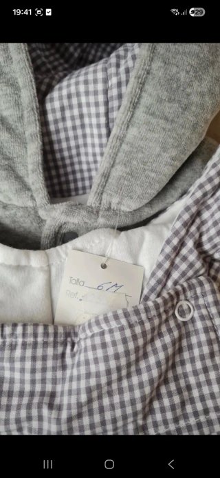 Conjunto bebé gris con capucha y pantalón.