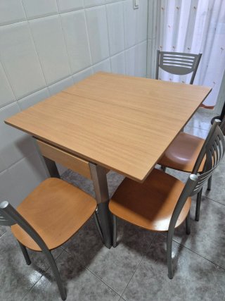 Conjunto mesa cocina y 4 sillas