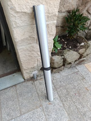 Marca desconocida. Estor enrollable gris opaco.