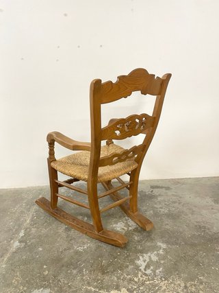 Mecedora de madera con asiento de enea