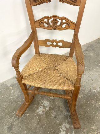 Mecedora de madera con asiento de enea
