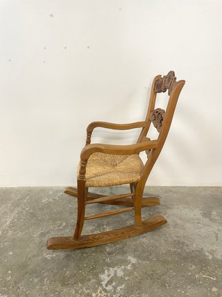 Mecedora de madera con asiento de enea