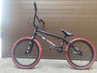 BMX SOURCEBMX Negra Ruedas Rojas