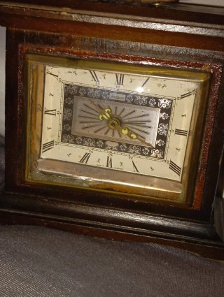 Orologio da tavolo antico in legno
