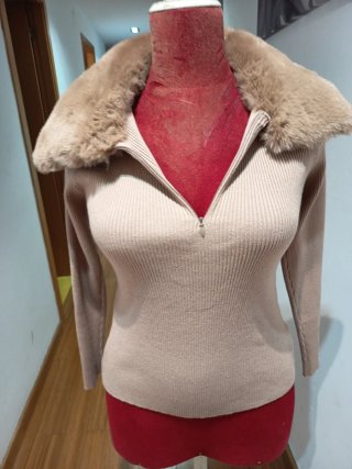Jersey beige con cuello de pelo