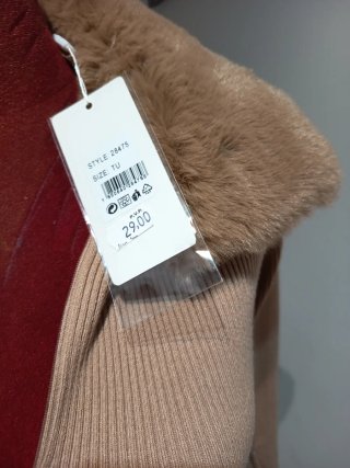Jersey beige con cuello de pelo