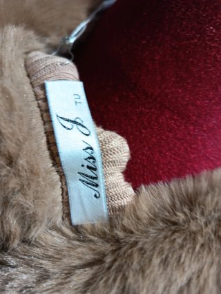 Jersey beige con cuello de pelo