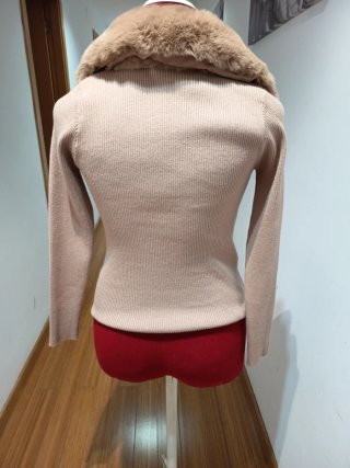 Jersey beige con cuello de pelo