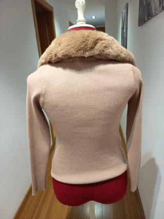 Jersey beige con cuello de pelo