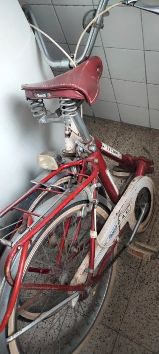Bicicleta antigua roja y blanca