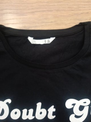 Camiseta Doubt Girl con plumas