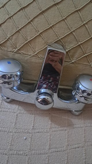Grifo de bañera de metal plateado