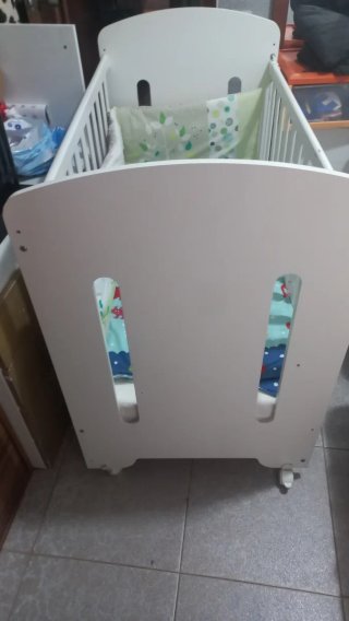 Cuna infantil con diseño de dinosaurio