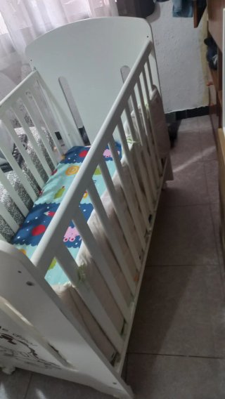 Cuna infantil con diseño de dinosaurio