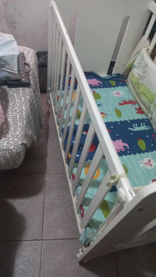 Cuna infantil con diseño de dinosaurio