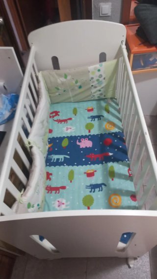 Cuna infantil con diseño de dinosaurio