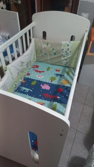 Cuna infantil con diseño de dinosaurio