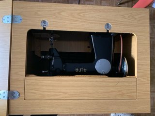 Máquina de coser Alfa con mueble
