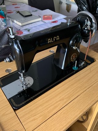 Máquina de coser Alfa con mueble