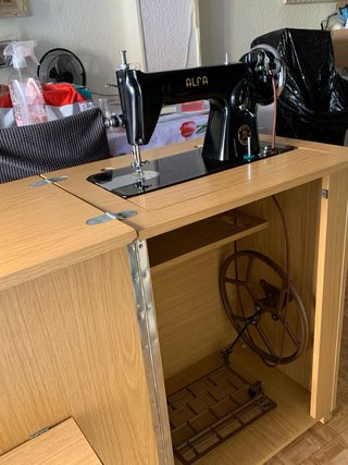 Máquina de coser Alfa con mueble