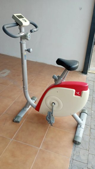 Bicicleta Estática Roja y Blanca