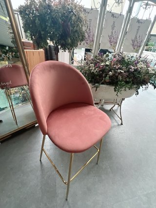 Silla alta terciopelo rosa patas doradas