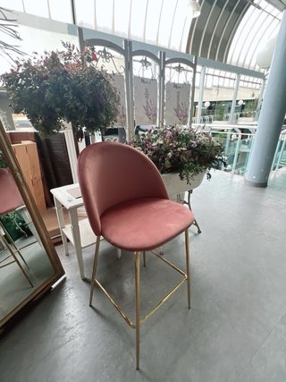Silla alta terciopelo rosa patas doradas