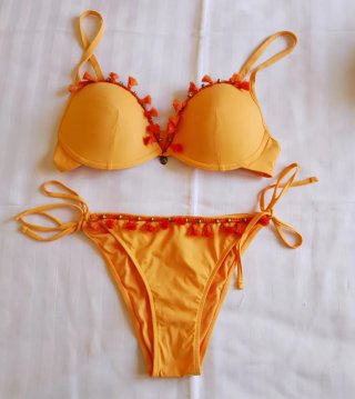 Lote 2 bikinis+regalo fular y chanclas.