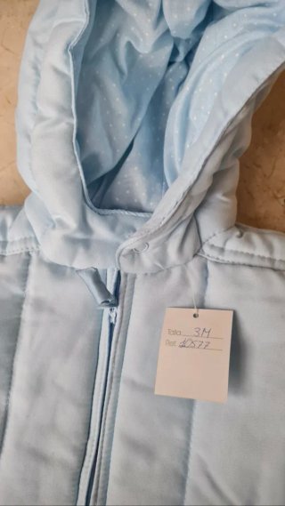 Buzo de bebé azul con capucha