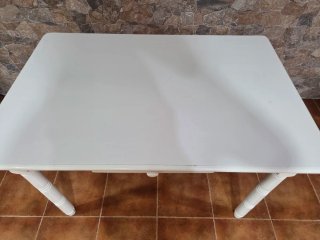 Mesa blanca de cocina