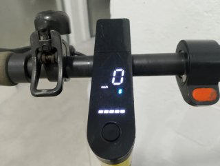 Monopatín eléctrico negro