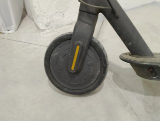 Monopatín eléctrico negro